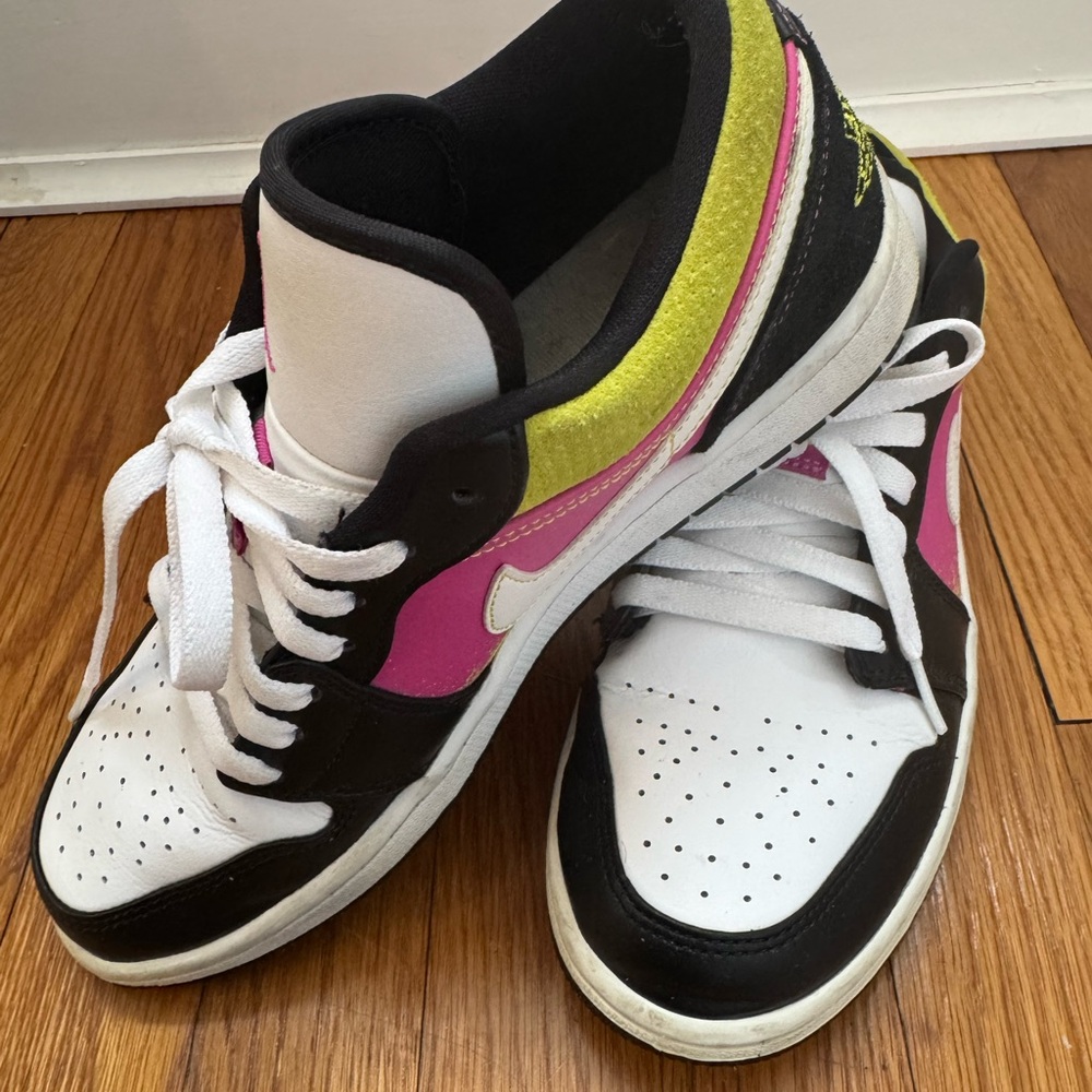 Nike Women's Athletic Shoes - Black, White, Pink, Yellow